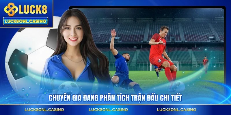 Chuyên gia đang phân tích trận đấu chi tiết